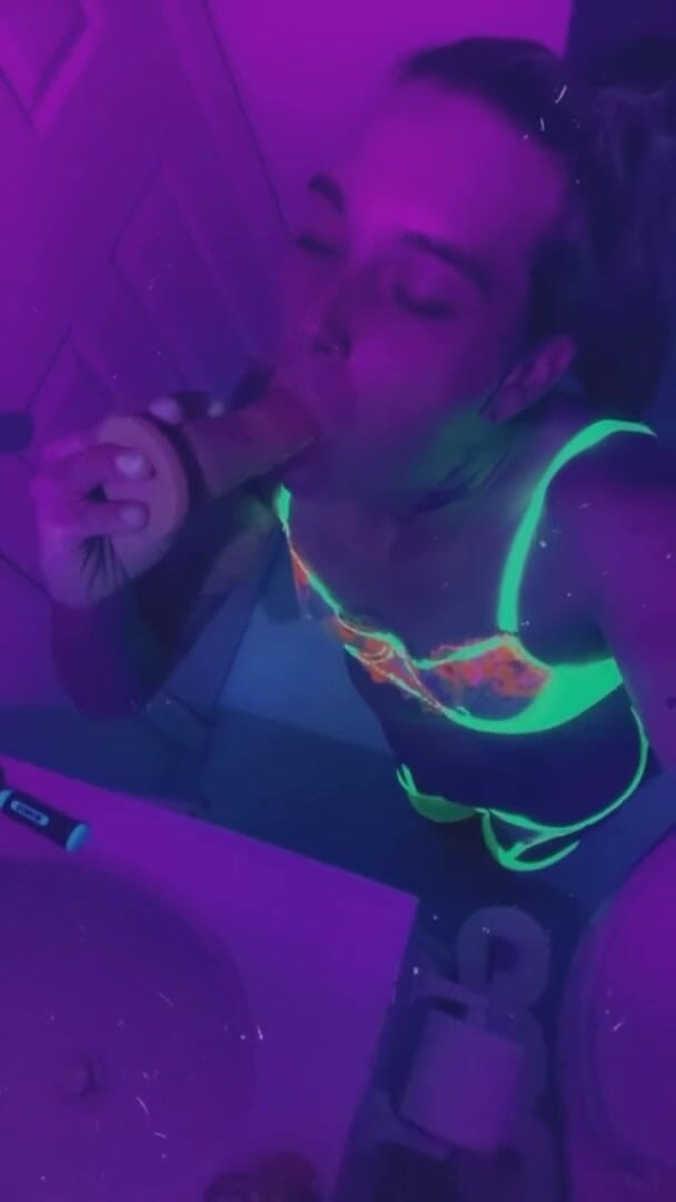 CarmenMelatonin: สาว rave น่ารักพร้อมปาร์ตี้