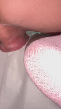 二人のホットなコロンビア人が裸でセックスし、お尻にミルクを詰めている