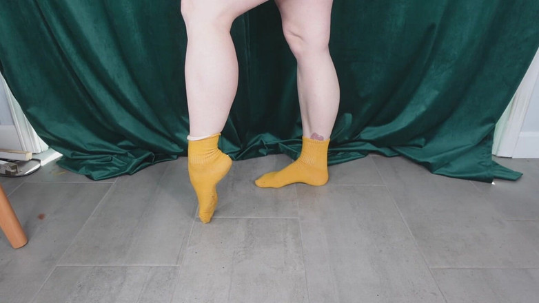 Deanna deadly: Pantorrillas flexionar en calcetines de mostaza