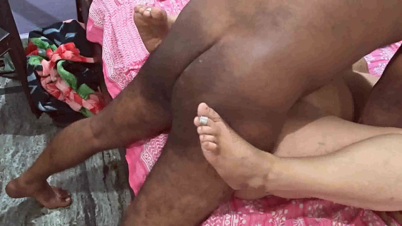 Sexy sindu: Dorpsvrouw heet poesje
