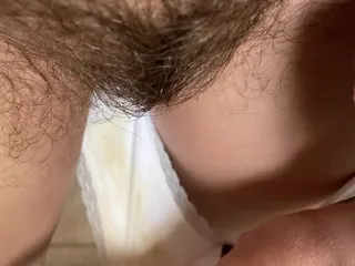 Culotte blanche très sale de ma chatte poilue