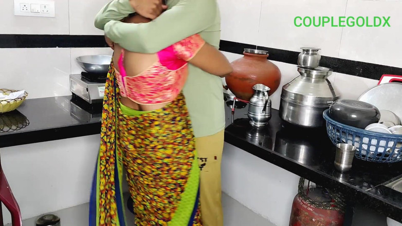 Sexy Komal: Dia datang untuk memberitahu ibu mertuanya tentang masalah dapur