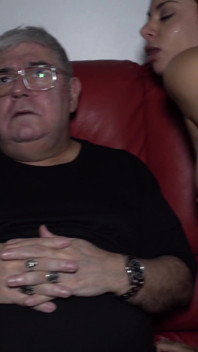 Mon Ami Vient Regarder Un Film Et Ma Copine Me Trompe Avec Lui Pendant Que Son Ami Regarde De Façon Voyeuriste