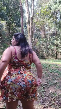 Awek montel menunjuk-nunjuk tetek besar di taman