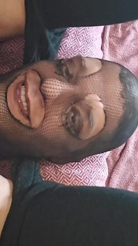 Sissy işiyor ve yüzünü kıpırdatıyor