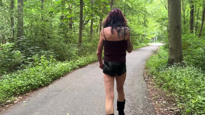NaomiPerv: Trans-meesteres Naomiperv heeft een dildo in haar kont buitenshuis