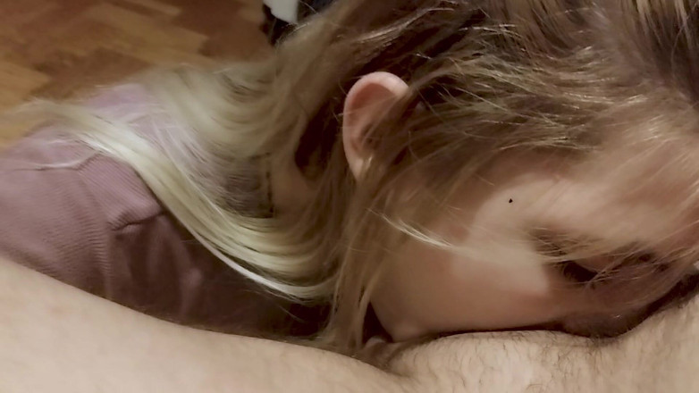 vuana: Extreme diep in keel-actie van sletterige blonde milf met sperma...