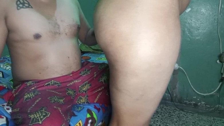 BigassMILF40: 手淫和吮吸热继母出轨情人的阴户