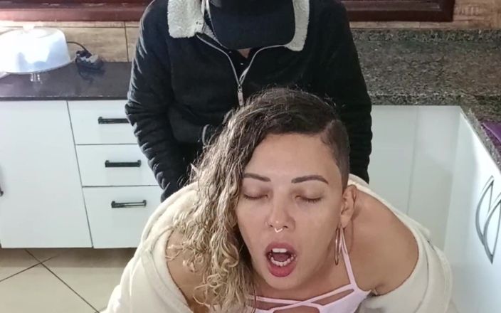 Gabi SweetCouplesStories: 私の継父は私を驚かせるのが大好きです。