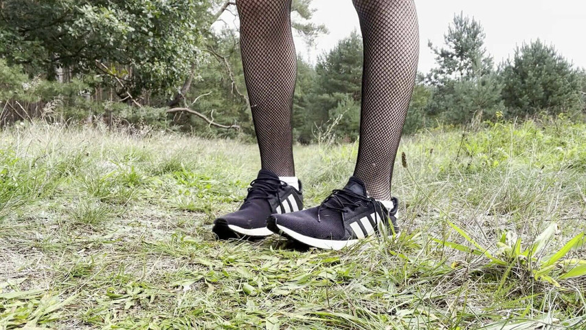 Teen hot gay boy flashes in Short leather skirt. No pants in fishnets flash ass and dick (Apomit)
