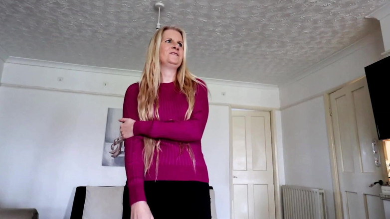 Britishmilf: Páchnoucí kalhotky macechy