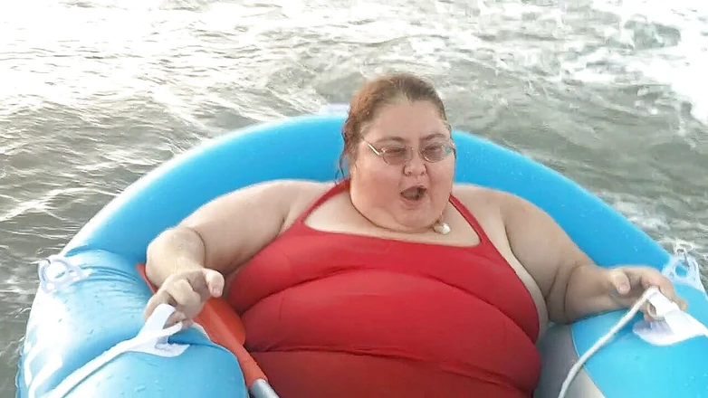 BBW nurse Vicki adventures with friends: Not funny sea boat adventure !