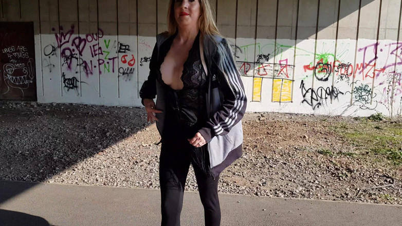 Chloe QOS: Mostrándose y masturbándose