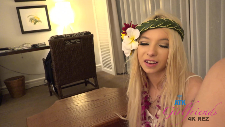 ATK Fans (Girlfriends): Férias virtual no Havaí com a loira Kenzie Reeves 1/14
