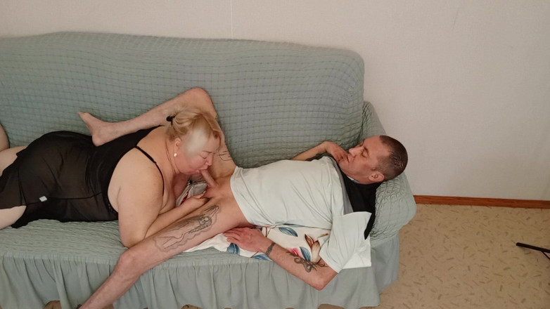 Zona901: sąsiadka ugniata gardło z głębokim lodzikiem i połyka spermę