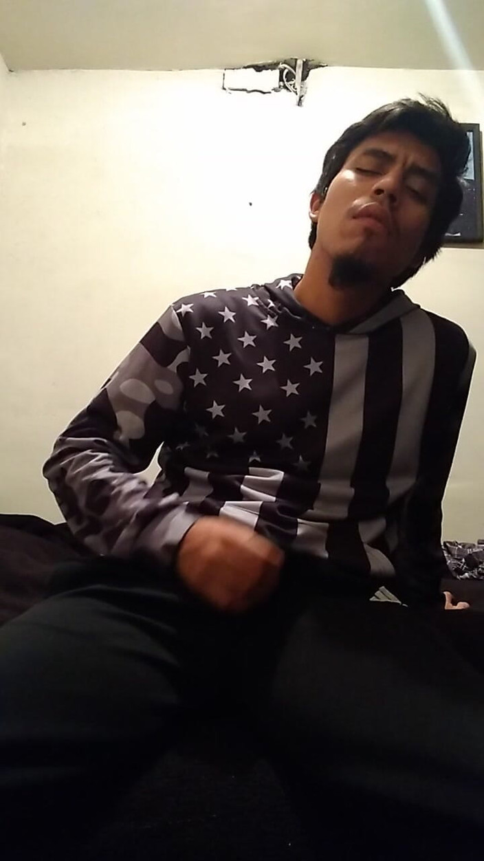 AlexAlejandro13: Hombre seductor con enorme polla asomando de él