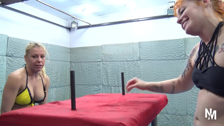 Princess Nikki - My Lesbian Fetish Clips: Dwa zakrzywione milf armwrestling na siłowni