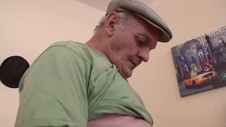 Nude in France: Nadržená děvka saje ptáka starého zvrhlíka