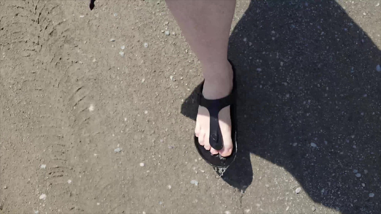 Footfetish: Venku V Černém Kaftanu a Bosý V Černých Birkenstockách