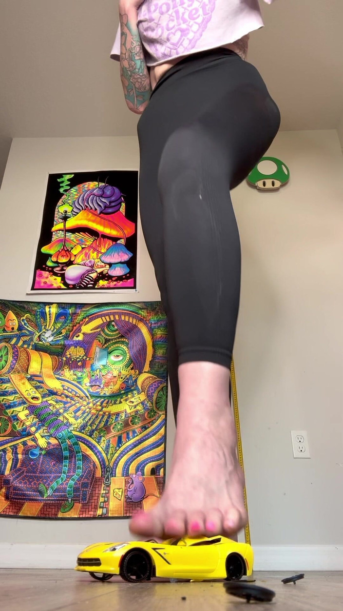 Peppermint Giantess: 내 크기 16 피트로 모델 카를 스매싱