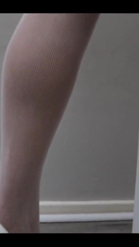 Highheels, medias y un tapón anal