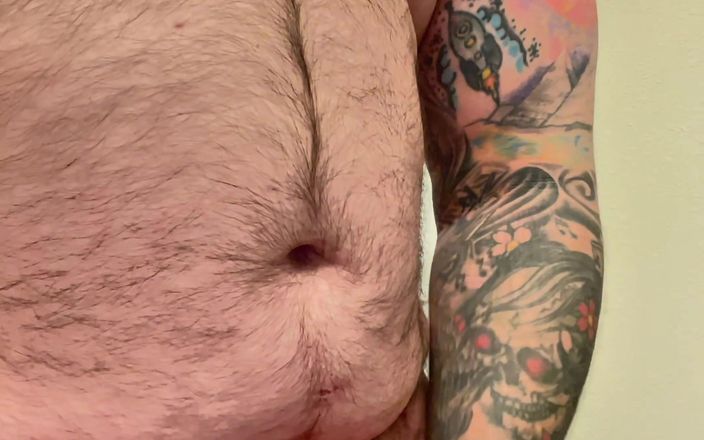 TattedRockerBear: 자지 반지로 사정하는 섹시한 문신 털이 무성한 통통한 곰