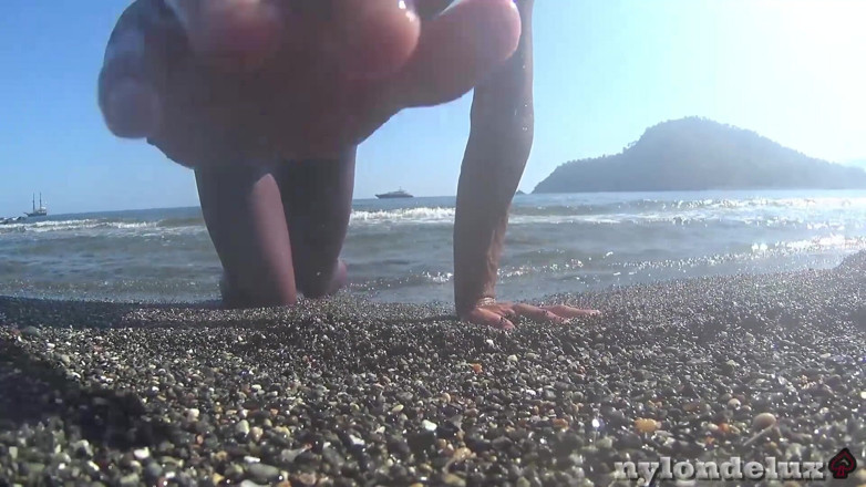 Nylondelux: Ultra shinny leggins pantyhose on the beach
