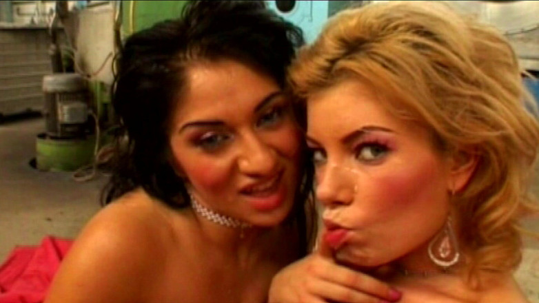 MMV Films and Clips XXX: Des salopes blondes et brunes ravissent dans une orgie d’entrepôt