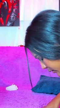 Junge Lesbe masturbiert hektisch und denkt an ihre nackte beste Freundin