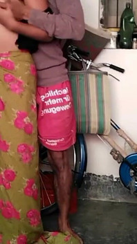 Als das dorf Bhabhi allein im haus war, fickte ihr nachbars schwager sie