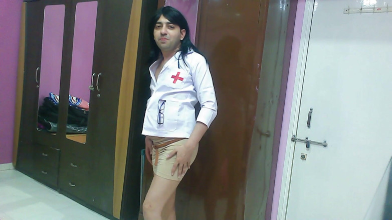 Cute & Nude Crossdresser: Douce et sexy tapette travestie femboy douce sucette dans un...