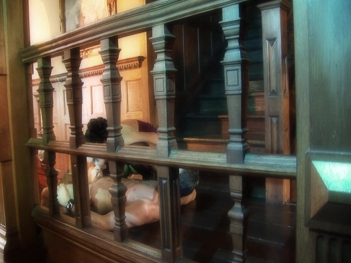 THAGSON: Scène de nanas sensuelles - une brune sensuelle avec un masque...