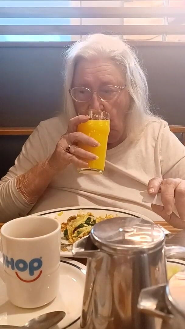 BBW nurse Vicki adventures with friends: Madrasta e eu tomando café da manhã