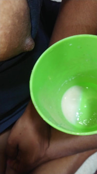India milf esposa chupando milk en su bobs por su marido