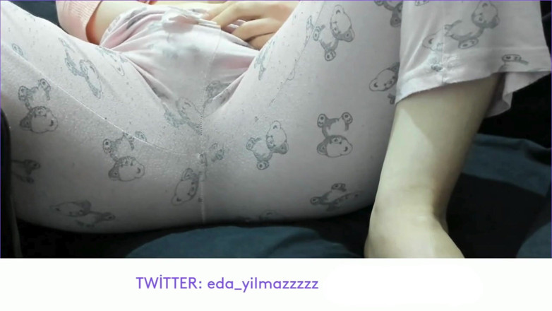 bigass_sexy_bigboobs: Masturbarsi con il pigiama strofinando la figa con Pigiama