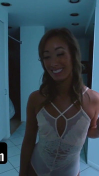 Mame sexy asiatice excitate & mame vitrege predând mișcările de sex dur
