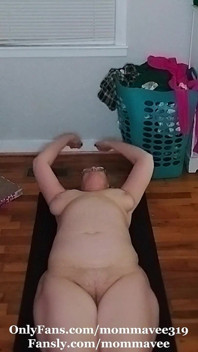 Ateşli orta yaşlı seksi kadın çıplak yoga yapıyor!