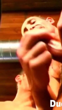 Podnieceni ludzie robią i pieprzą się w niechlujnej gejowskiej czwórce