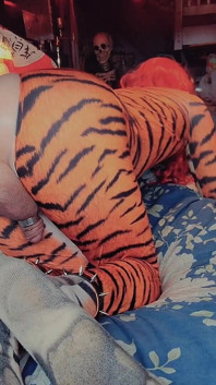 bat garl tigra taim seksi gol bahin gand Tiffany ciskiss