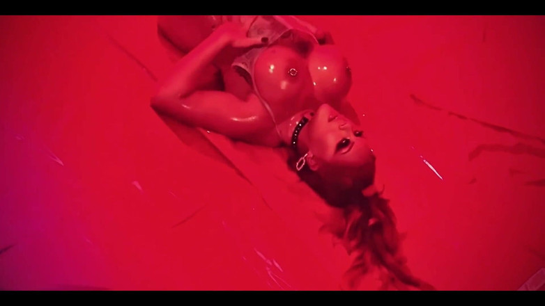 Red X: Ms Red X le encanta ser glaseada strip tease