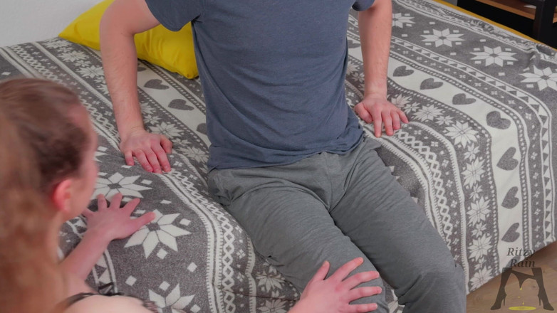 Ritzy Rain: リッツィーレインはひどく叩きつけられ、激しいパンチとベルトで叩かれ、彼女のお尻はあまりにも真っ赤になり、彼女はうめき声をあげた。