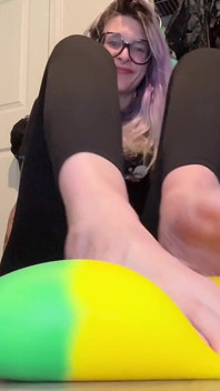 Una elastica banana squish taglia 26 piedi