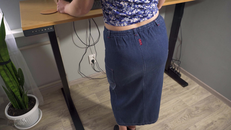 Teasecombo 4K: 穿着jean裙子的熟女秘书挑逗可见的内裤线