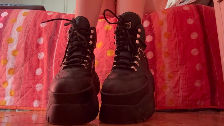 LDBMistress: Нюхай мои сапоги, свинка