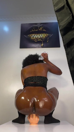 SEXXY-DAISY: मध्यम उंगली की सवारी करना कभी भी यह अविश्वसनीय महसूस नहीं हुआ