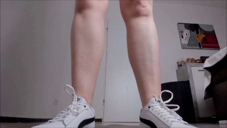 Sally Secret: Nové kopáky jsou na šlapání! (ponížení)