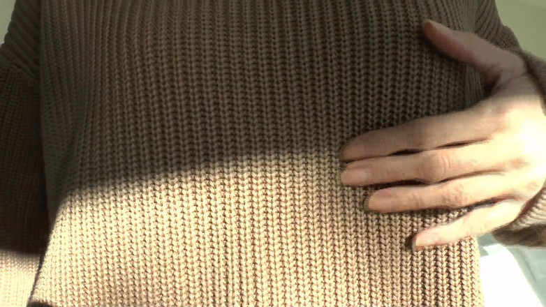 Lady Victoria Valente: 喷到我的毛衣上！维多利亚·瓦伦特夫人穿着厚重高领毛衣