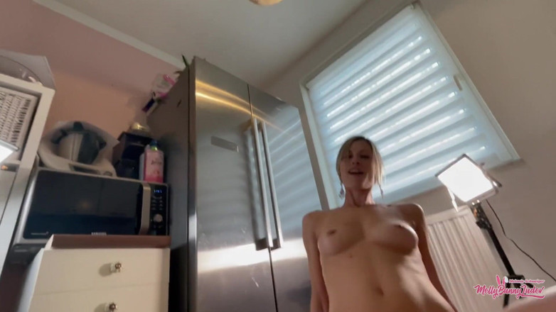 Mellybunnyluder: Enquanto fode, ele tira a camisinha do pau