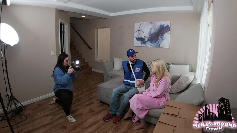 Sluts Around Town: Mailman liefert ein großes paket an pornostar-bts