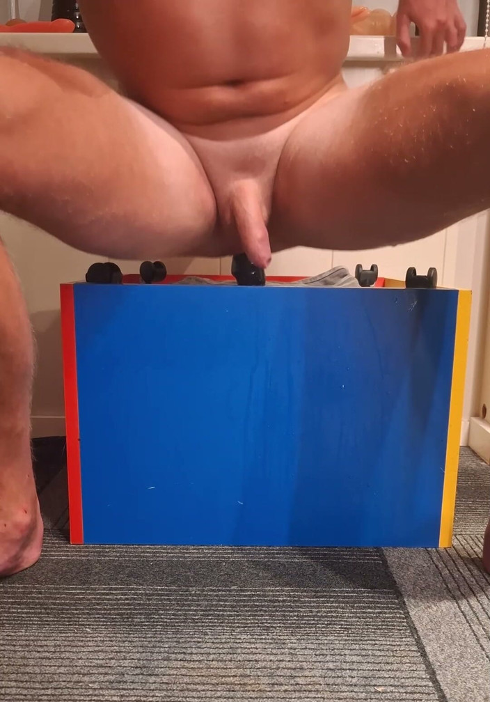 NoFace Twink X: Heet solo anaal spel Twink neemt een dildo